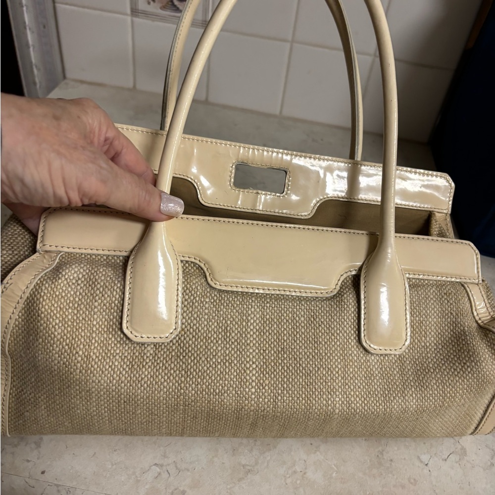 Authentic vintage Tod's Cream and Beige Shoulder Bag with Gloss Trim - Picture 3 of 12